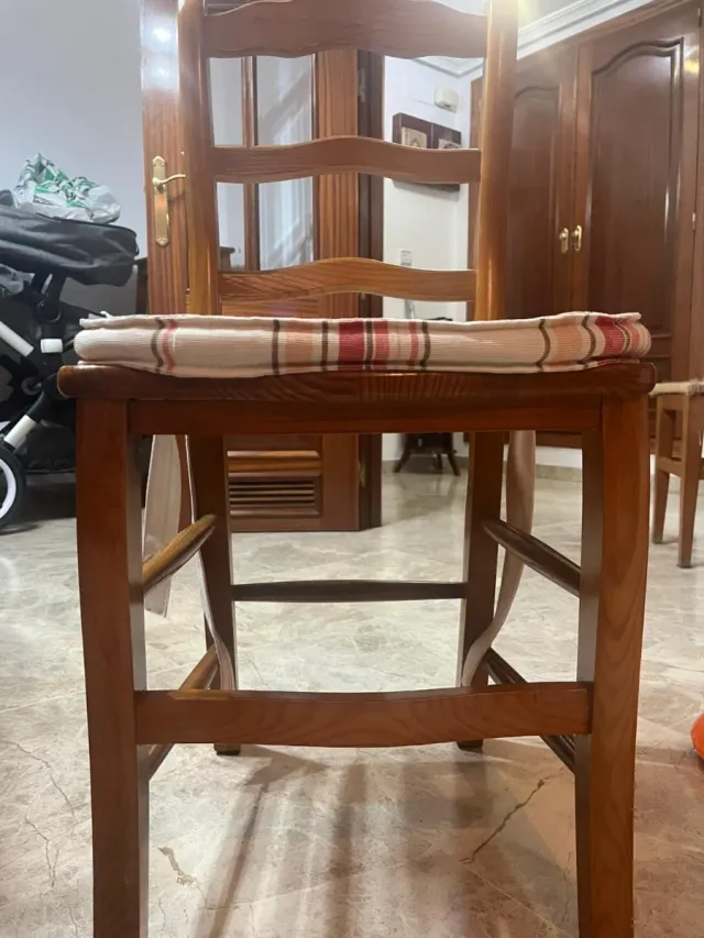 Mesa y 4 sillas de madera rústica