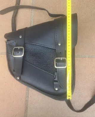 Alforja de cuero para moto custom