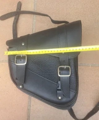 Alforja de cuero para moto custom