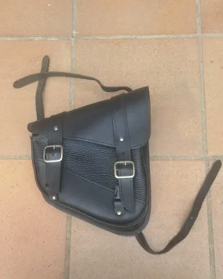 Alforja de cuero para moto custom