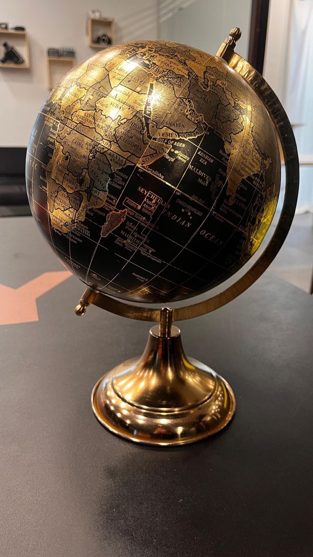 Globo terráqueo dorado y negro
