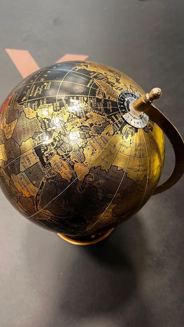 Globo terráqueo dorado y negro