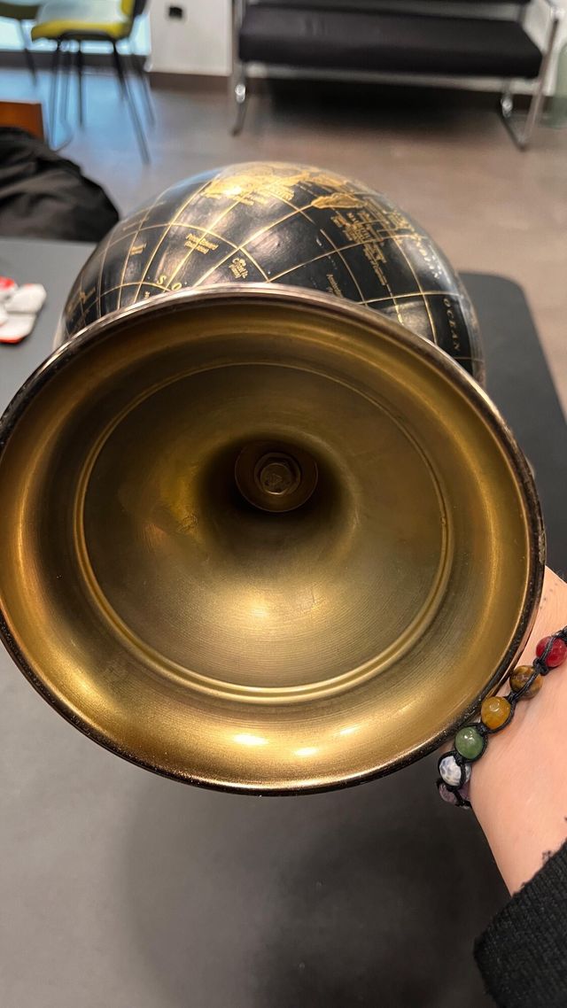 Globo terráqueo dorado y negro