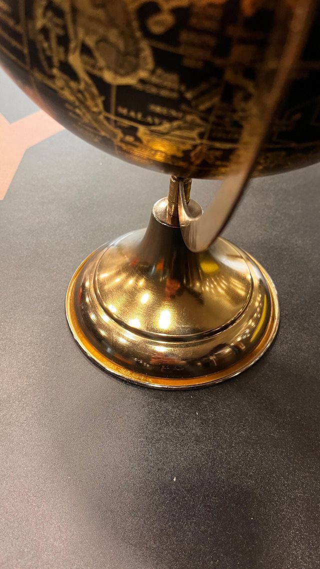 Globo terráqueo dorado y negro