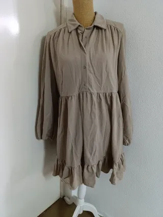 Vestido beige con volantes