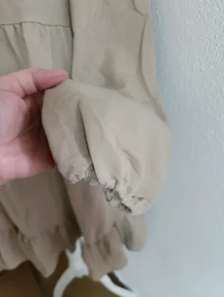 Vestido beige con volantes