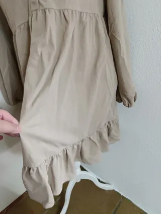 Vestido beige con volantes