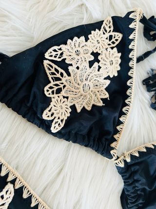 Bikini negro con apliques beige