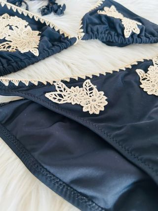 Bikini negro con apliques beige