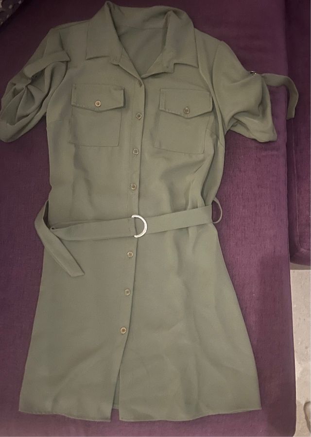 Vestido verde militar con cinturón