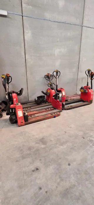 Carretillas elevadoras rojas