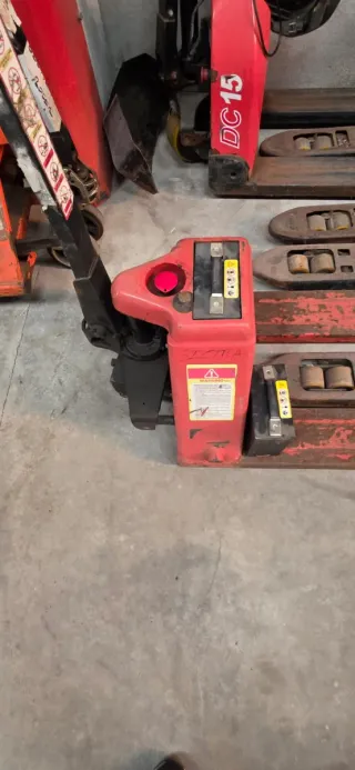 Carretillas elevadoras rojas