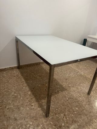 Tavolo da pranzo IKEA in cristallo e acciaio