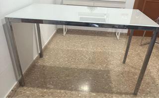 Tavolo da pranzo IKEA in cristallo e acciaio