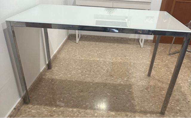 Tavolo da pranzo IKEA in cristallo e acciaio