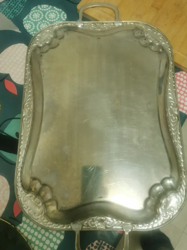 Bandeja plateada con asas