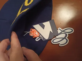 Gorro de lana azul y amarillo