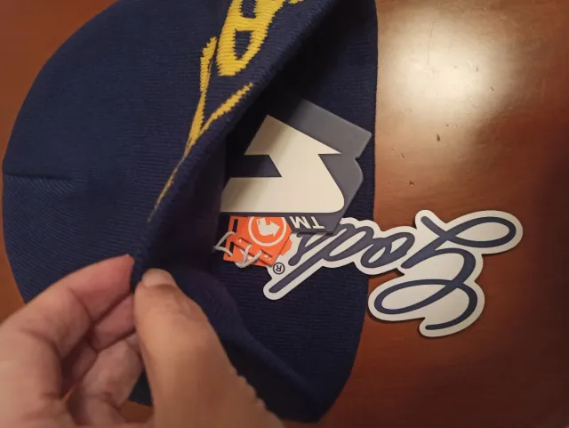 Gorro de lana azul y amarillo