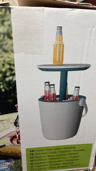 Nevera portátil con mesa auxiliar
