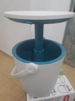 Nevera portátil con mesa auxiliar