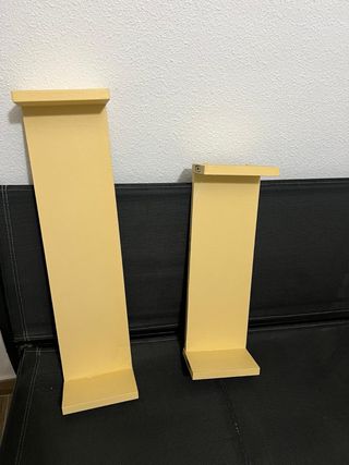 Scaffali in legno gialli