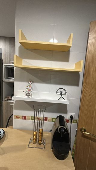 Scaffali in legno gialli