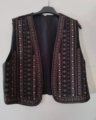 Chaleco negro bordado talla M