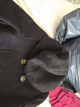 Abrigo negro con capucha