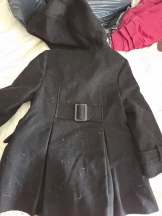 Abrigo negro con capucha