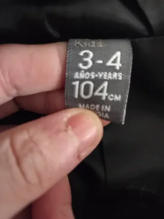 Abrigo negro con capucha