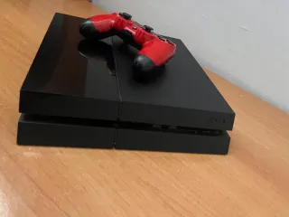 PS4 (PlayStation 4) Negra + Mando Rojo