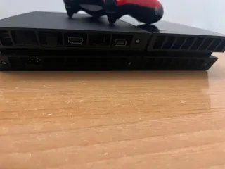 PS4 (PlayStation 4) Negra + Mando Rojo