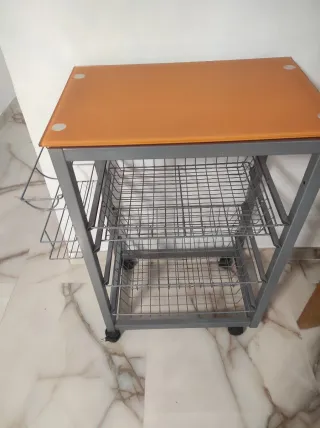 Mesa Auxiliar Cristal y Metal con Ruedas