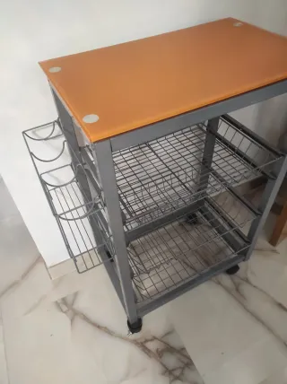 Mesa Auxiliar Cristal y Metal con Ruedas