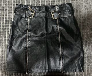 Falda cuero negra cremalleras y cinturón Talla S/M