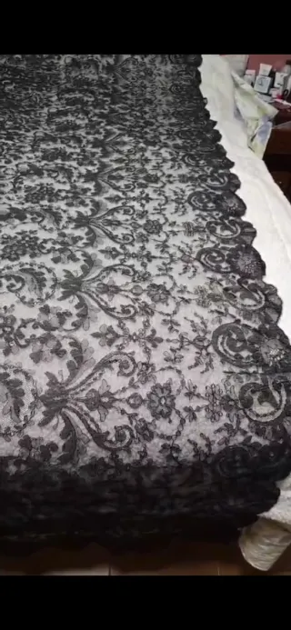 Mantilla de encaje negro