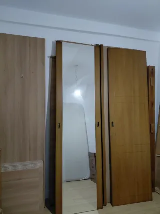 Armario de madera se vende desarmado.