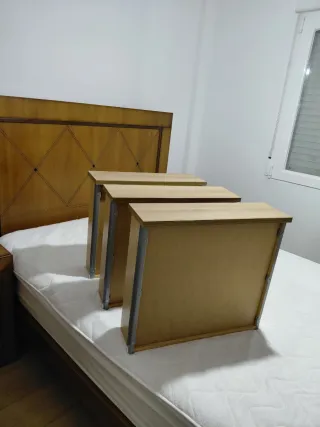 Armario de madera se vende desarmado.