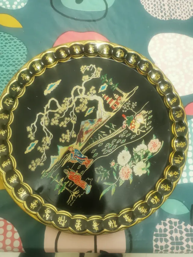 Bandeja decorativa oriental metal dorada