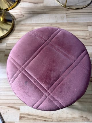 Taburete rosa con ruedas para pedicura