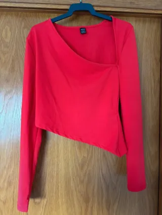 Camiseta roja SHEIN asimétrica manga larga
