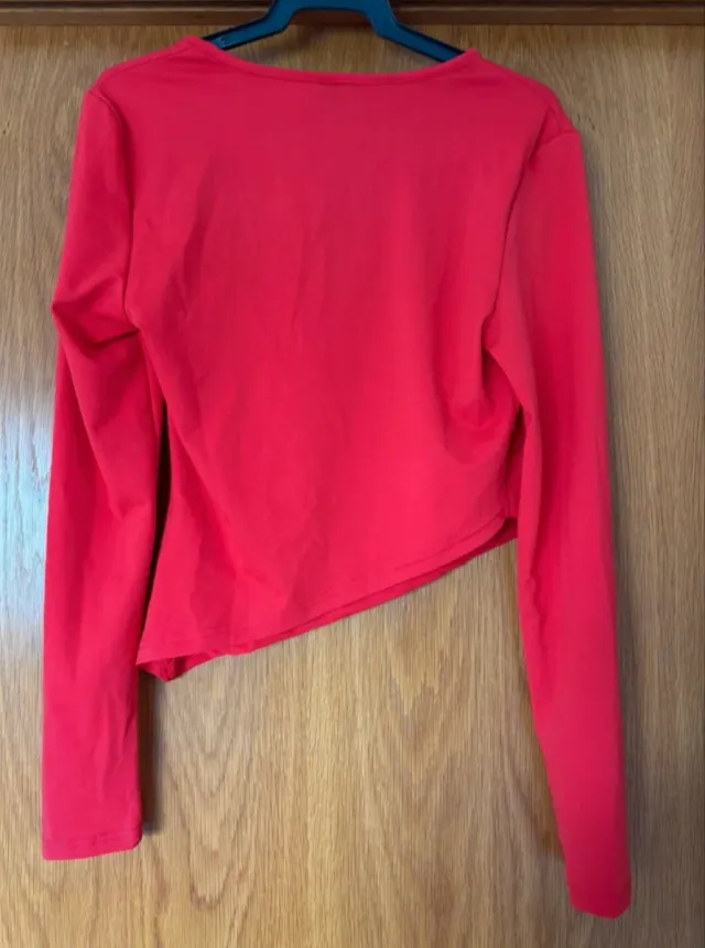 Camiseta roja SHEIN asimétrica manga larga