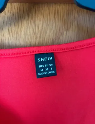 Camiseta roja SHEIN asimétrica manga larga