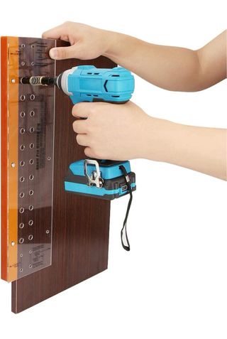 Plantilla para taladrar agujeros para estantes