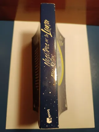 Nosotros en la luna: El libro más vendido del a...