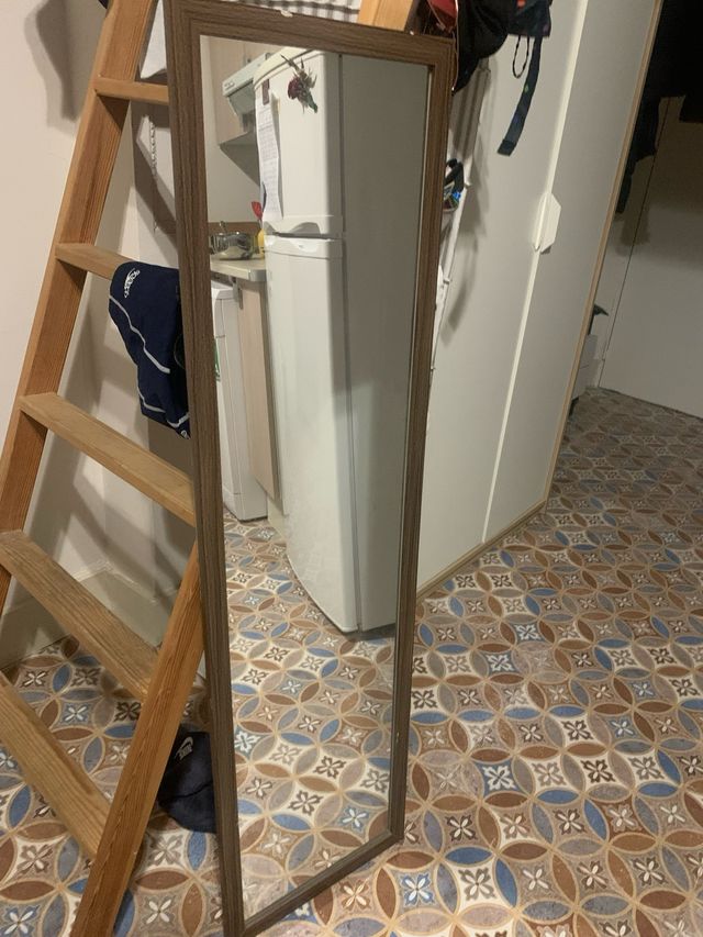 Espejo de madera marrón