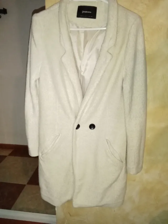 Abrigo Stradivarius beige talla única