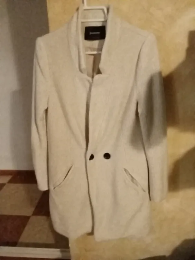 Abrigo Stradivarius beige talla única