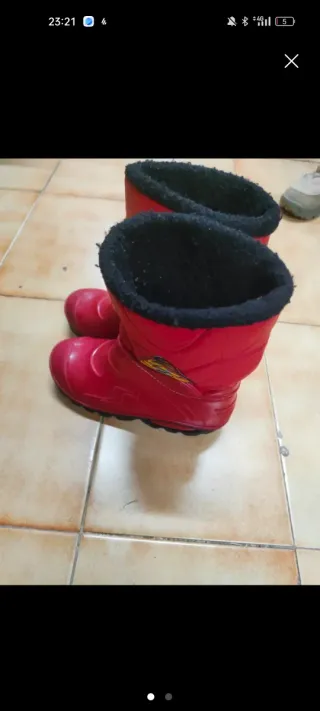 Botas de agua rojas para niño