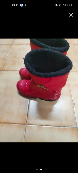 Botas de agua rojas para niño